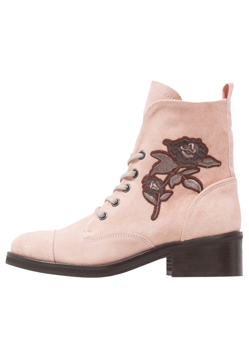 Lyserøde ruskindsankelstøvler med en broderet rose-design, metaløjer, snørebånd foran og en lav, stablet brun hæl.