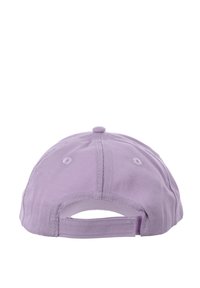 Casquette de baseball en coton violet avec une sangle en tissu à l'arrière, comportant des trous de ventilation et une couronne arrondie.