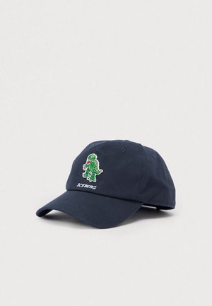 Casquette de baseball en coton bleu marine avec une broderie de dinosaure vert et le texte "ICEBERG". Tissu doux, visière incurvée et sangle ajustable à l'arrière.