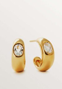 Pendientes de aro de oro con un acabado pulido, que presentan una gema clara y facetada engastada en cada pendiente. Forma redondeada con bordes suaves.