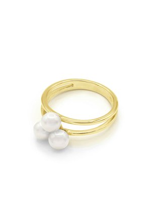 Bague double bande en or ornée de trois perles blanches regroupées sur un fond blanc, mettant en valeur son design élégant et minimaliste.