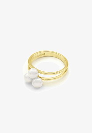 Bague double bande en or ornée de trois perles blanches regroupées sur un fond blanc, mettant en valeur son design élégant et minimaliste.