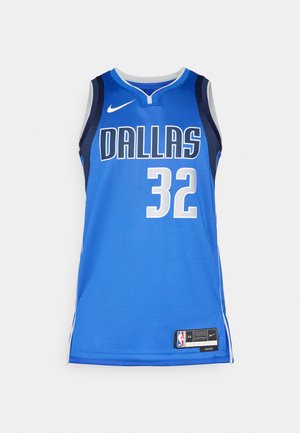 Camiseta de baloncesto azul de Dallas con el número 32, logo de Nike y etiqueta de la NBA en la parte inferior sobre fondo blanco.