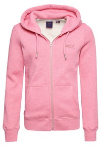 Sudadera rosa con cremallera hecha de material suave, que cuenta con capucha, bolsillos frontales y cordones. Incluye un pequeño logo en el área del pecho izquierdo.