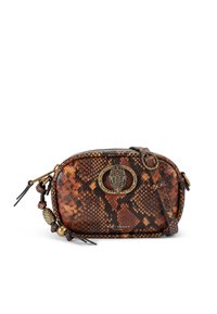 Bruine slangenprint leren tas met een afgeronde vorm, voorzien van een decoratieve metalen sluiting en een verstelbare schouderband. Gelaagde buitenkant met bead-accenten.