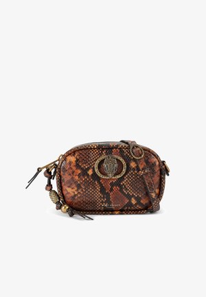 Borsa in pelle con stampa a serpente marrone di forma arrotondata, dotata di una chiusura metallica decorativa e una tracolla regolabile. Esterno testurizzato con dettagli di perline.