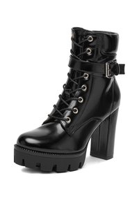 Černá laková kotníková bota, robustní platformová podrážka, vysoký blokový podpatek, šněrování vpředu s kovovými očky, nastavitelný pásek s detaily přezky.
