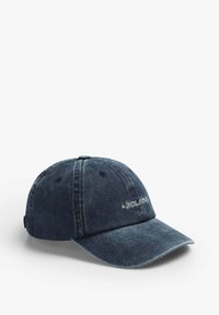 Dunkelblaue Denim-Cap mit gebogenem Schirm, besticktem Logo auf der Vorderseite und Belüftungslöchern. Klassisches Sechsteiliges Design.