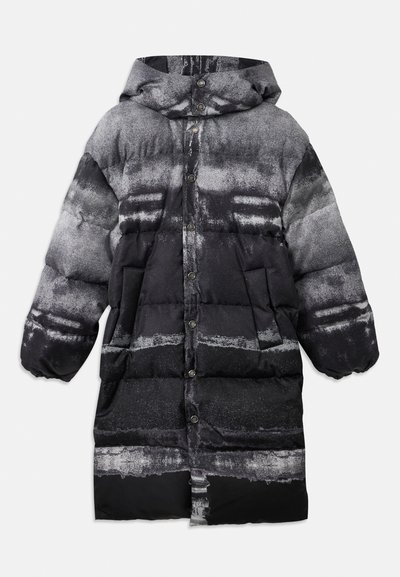 Abrigo acolchado negro y gris con capucha, que presenta un patrón abstracto, botones a presión y bolsillos laterales. Textura suave e insulated.