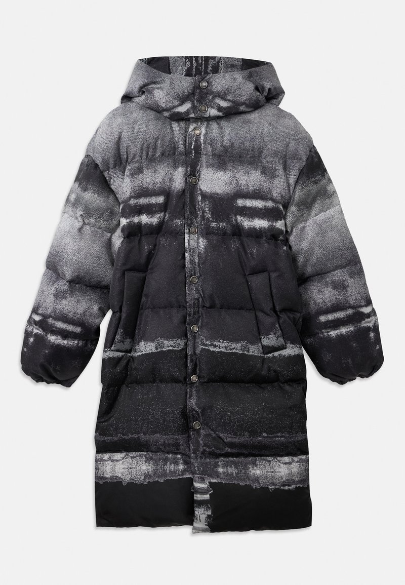 Pudret sort og grå frakke med hætte, featuring et abstrakt mønster, trykknapper og sidelommer. Blød, isoleret tekstur.