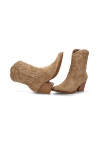 Botas de tobillo de ante color tostado con punta afilada, tacones apilados y patrones de espirales bordados. Cuentan con una lengüeta para facilitar el uso.