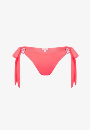 Roze bikini onderkant met strikaccenten aan de zijden, voorzien van decoratieve hardware en een gladde textuur. Het ontwerp omvat zijstrikken en een aansluitende pasvorm.