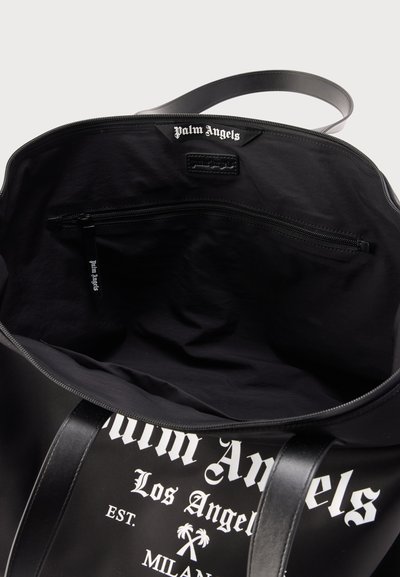 Μαύρη τσάντα tote Palm Angels που δείχνει ανοιχτό εσωτερικό με τσεπάκι με φερμουάρ και μαύρες δερμάτινες λαβές.
