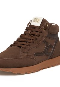 Sneaker alta in suede marrone con dettagli in pelle tono su tono, dotata di colletto imbottito, lacci e suola in gomma testurizzata. Dettaglio del logo dorato sulla linguetta.