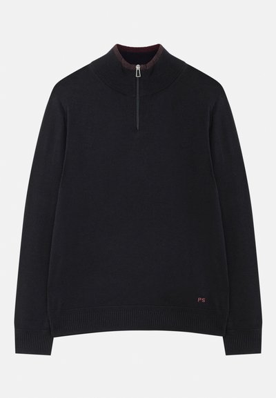 Svart långärmad zip-tröja med ribbad krage, ärmslut och fåll, med liten "PS"-logotyp nära nederkanten på vänster sida fram.