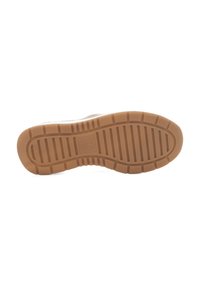 Sole di scarpa di colore chiaro con una superficie in gomma naturale texturizzata, caratterizzata da scanalature orizzontali e verticali per aderenza e stabilità.
