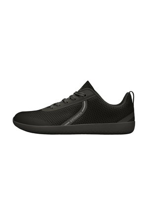Schwarze Sportschuhe aus Netzmaterial, mit einem flachen Design, runder Zehenpartie, strukturiertem Boden und grauen Schnürsenkeln mit Logo-Akzenten.