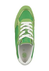 Grüner Sportschuh mit Meshgewebe, strukturierter Oberfläche, weißen Schnürsenkeln und gepolstertem Schaft. Enthält Logo- und Größenmarkierungen im Inneren.