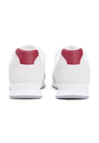 Λευκά αθλητικά παπούτσια με κόκκινες λεπτομέρειες σ τη φτέρνα, κατασκευασμένα από σουέντ και δίχτυ, στρογγυλεμένη μύτη και υφασμένο πέλμα. Λογότυπο στη φτέρνα.