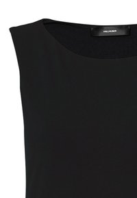 Svart ärmlös blus med rund halsringning, med en Hallhuber-märkesetikett på insidan av bakhalsen.