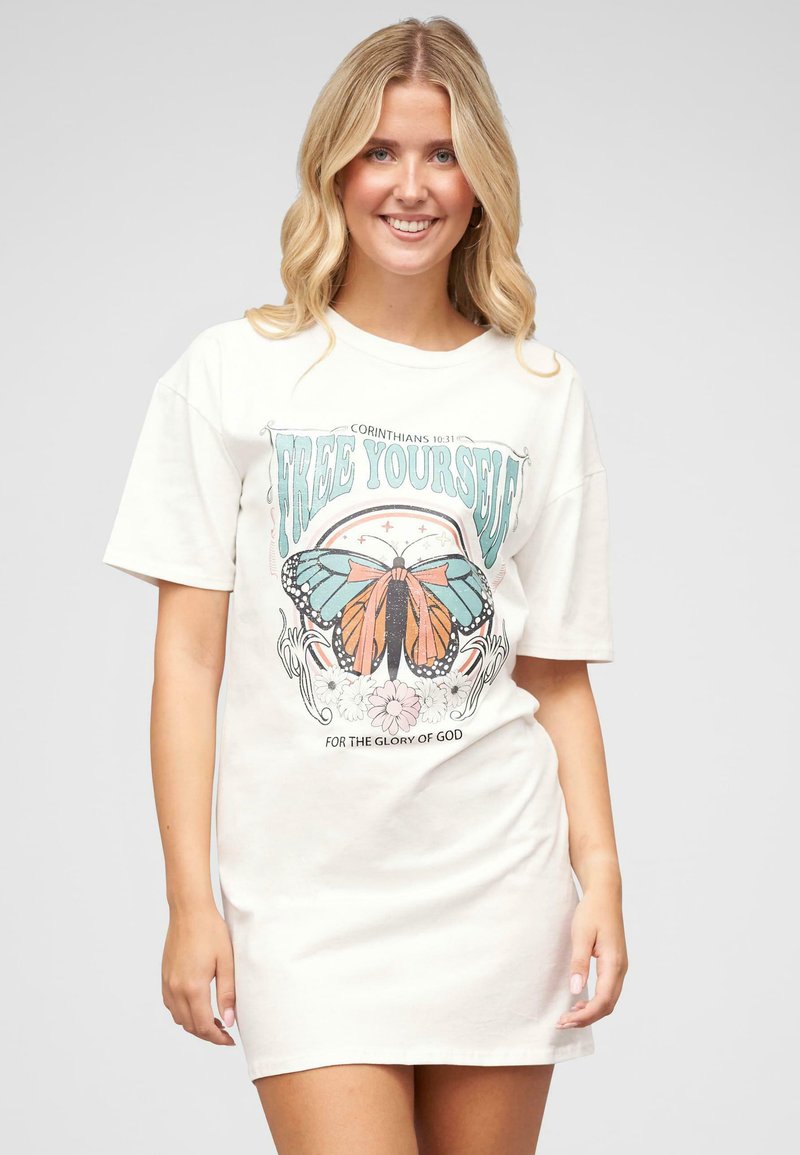 Kremowa sukienka t-shirt z grafiką niebieskich i pomarańczowych motyli z kwiatowymi akcentami oraz napisem "WYZWÓL SIĘ". Krótkie rękawy.