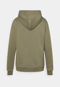 Sudadera con capucha de color verde oliva, de manga larga, con puños acanalados y una parte trasera lisa.