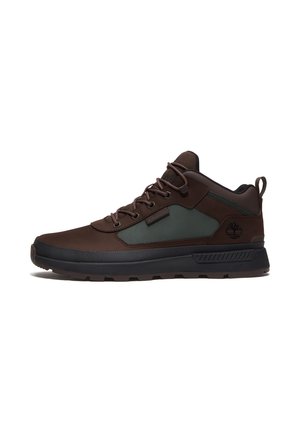 Basket mid-cut marron foncé et vert avec semelle noire, fermeture à lacets et languette au talon, affichée sur fond blanc.