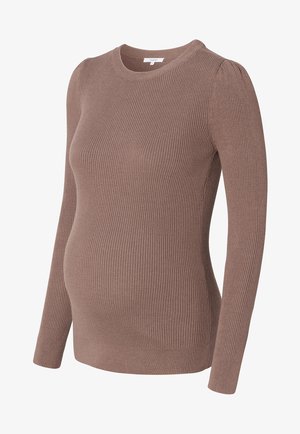 Pull en maille côtelée marron à manches longues avec un col rond et une silhouette ajustée, présentant des détails froncés aux épaules pour plus de texture.