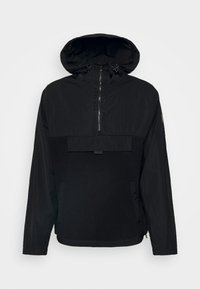 Chaqueta negra con capucha, que presenta un cierre de cremallera en el frente, un panel de forro polar texturizado y un bolsillo frontal. Fabricada con material ligero y resistente al agua.
