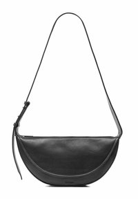 Czarna skórzana torba na ramię w kształcie półksiężyca z regulowanym paskiem i zapięciem na zamek.