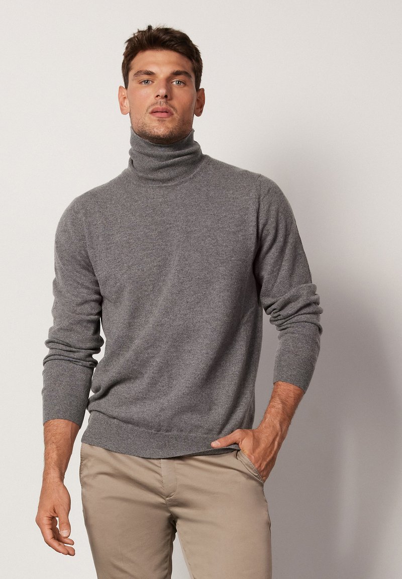 Szary sweter w formie golfu wykonany z miękkiej dzianiny, z dopasowanym krojem, posiadający długie rękawy oraz ribbowe mankiety i dół.