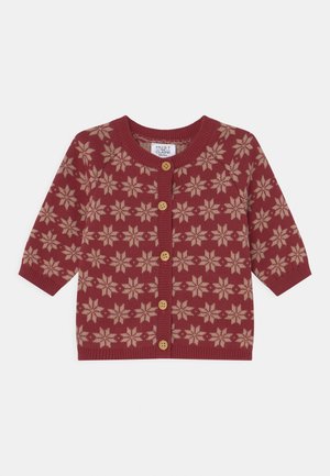 Rød strikket cardigan med beige snefnugsmønster, rund halsudskæring, syv træknapper foran og 3/4 lange ærmer.