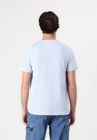 Tommy Hilfiger STACK TEE UNISEX - Print T-shirt - breezy blue