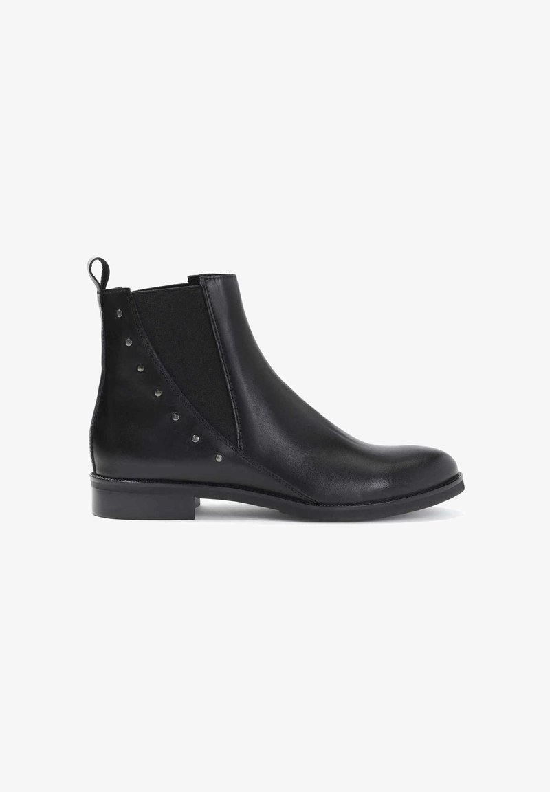 Bottine noire en cuir avec panneau latéral élastique, clous argentés sur la zone du talon, petit talon et languette à l'arrière.