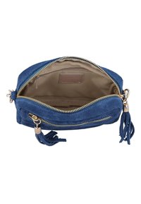 Blå mockaväska med dragkedja i toppen, guldfärgad hårdvara och tasseldetalj på utsidan. Inredningen har ett ljust foder med en liten dragkedjeficka.