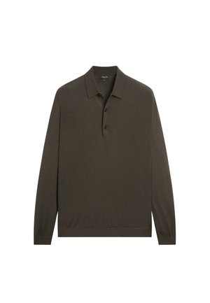 Langærmet mørkebrun polo sweater med krave og tre-knaps stolpelukning, vist fladt på hvid baggrund.