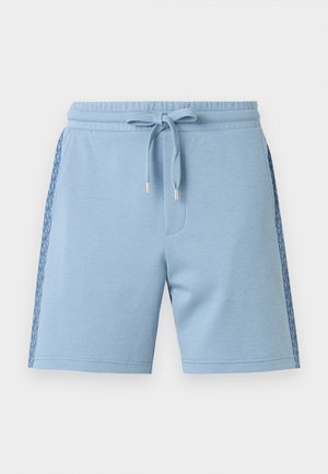 Svijetloplave ležerne kratke hlače s vezicom u struku i uzorkovanim bočnim prugama, detaljima šivanja sprijeda, prikazane na neutralnoj pozadini.