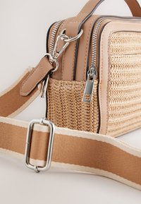 Next Taška na fotoaparát - tan brown