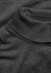 Dunkelgrauer Pullover mit einem gerippten Textur und einem hohen, umgeschlagenen Kragen. Der Stoff wirkt weich und gestrickt und zeigt subtile dimensionale Variationen.