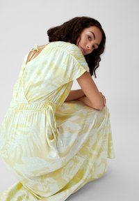 comma FRONCÉE EN  - Vestito casual - helles zitrone