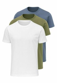 Tres camisetas de manga corta en blanco, verde oliva y azul. Hechas de algodón suave, con cuellos redondos y un corte regular.