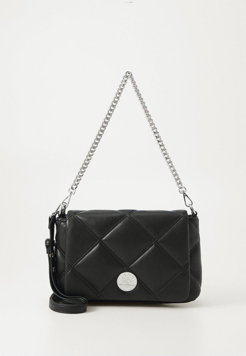 Schwarze, gesteppte Handtasche mit einem silbernen Logo-Detail, ausgestattet mit einem Kettenriemen und einem abnehmbaren Schulterriemen. Hergestellt aus glattem Leder.