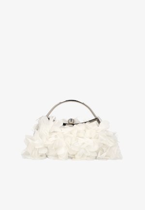 Bílá kabelka s texturovaným volánovým designem, vybavená stříbrným kovovým držadlem a zapínáním, vyrobená z lehké tkaniny.