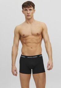 Schwarze Baumwoll-Boxershorts mit enger Passform und einem elastischen Bund, der das "JACK & JONES"-Logo in weißer Schrift zeigt.