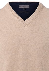 Beżowy sweter w serek wykonany z mieszanki organicznej bawełny i kaszmiru, wyróżniający się prążkowanym dekoltem i gładką fakturą. Nowoczesny krój.
