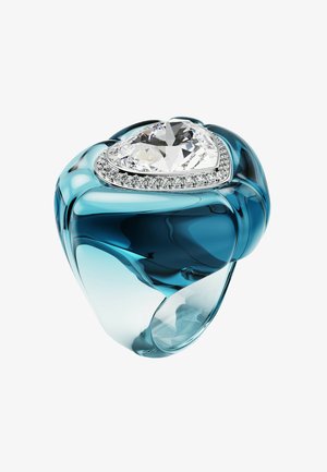 Anello in cristallo blu con una pietra preziosa trasparente a forma di cuore circondata da piccoli diamanti, con una finitura liscia e lucida e un design arrotondato.