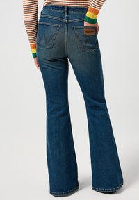 Wrangler FIERCE - Alt laienevad teksad - phoenix