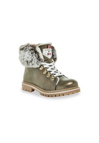 Botas de tobillo metálicas de color verde oliva con puño de piel de persona, cordones blancos, ojales dorados y una superficie de cuero texturizada. Suela de goma beige con tracción.