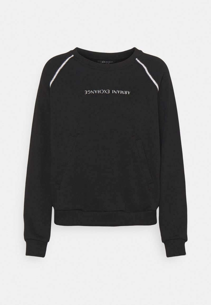 Sweat-shirt noir à col rond avec des accents de bandes argentées sur les épaules et le texte "ARMANI EXCHANGE" imprimé à l'envers sur le devant.