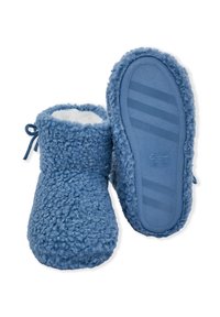 Niebieskie, puszyste kapcie z miękką teksturowaną powierzchnią, białą podszewką i antypoślizgową gumową podeszwą w rozmiarze 38/39.